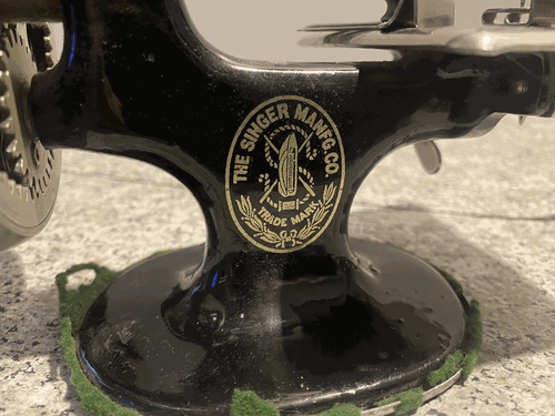 RARE SINGER 20(?) Miniature Child Toy Sewing Machine -older model, script minty - Picture 6 of 10