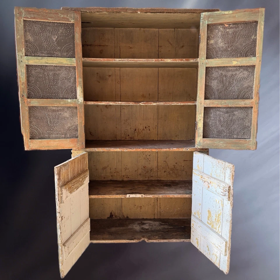 "Antiguo armario primitivo con paneles de hojalata perforados - 72,5"" de alto" Foto 2 de 4