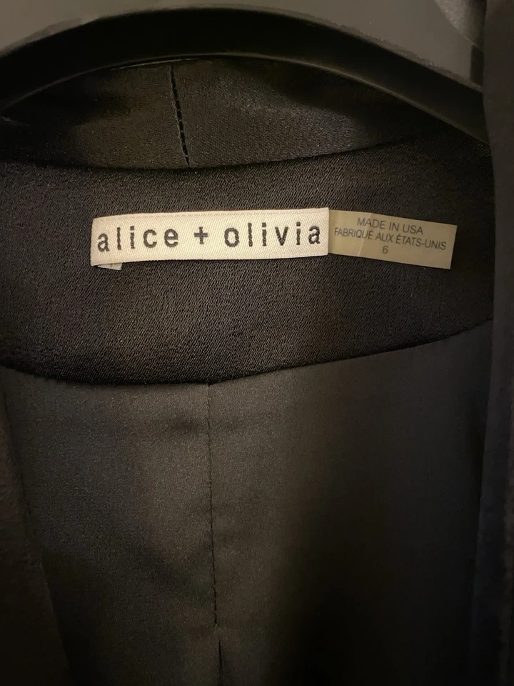 Blazer corto Alice + Olivia negro satinado, talla 6 Foto 4 de 4