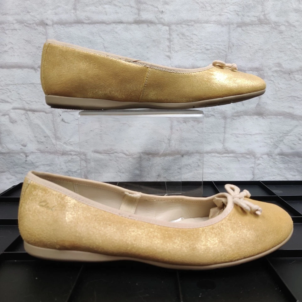 Clarks Kids Dancealong Jnr Ballerina Bow Accent Flat Shoes Gold Suede Sz 4.5 - Изображение 2 из 4