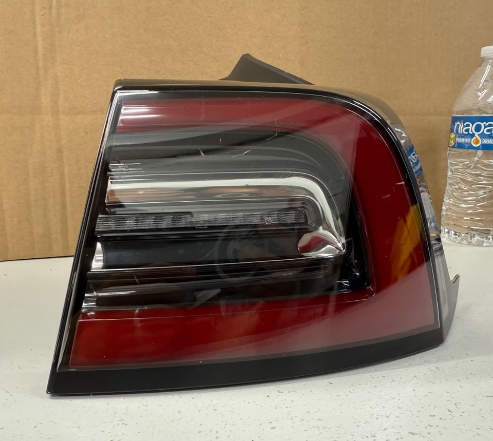 2017-2023 Tesla Model 3 LED Tail Light 3-Pin Outer Back Right Original 1077398 - Image 2 of 4
