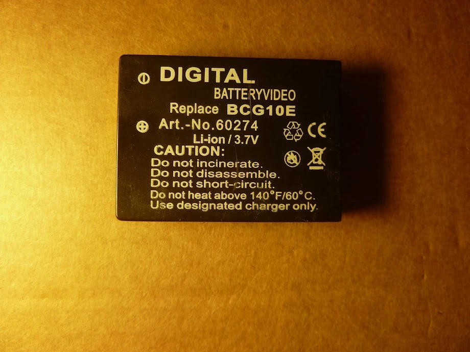 PANASONIC LUMIX DMC-TZ10 HD CAMERA-dirt/dust spots between the lenses, photo 3 of 5