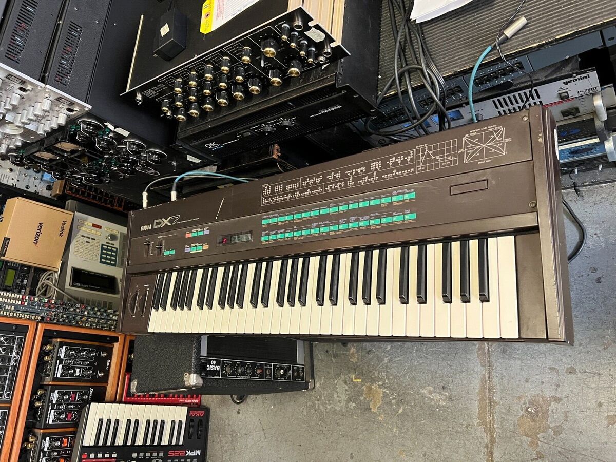 Original Yamaha DX7 Synthesizer 61 key keyboard DX7 Vintage Original Yamaha DX7 Synthesizer 61 key keyboard DX7 Vintage