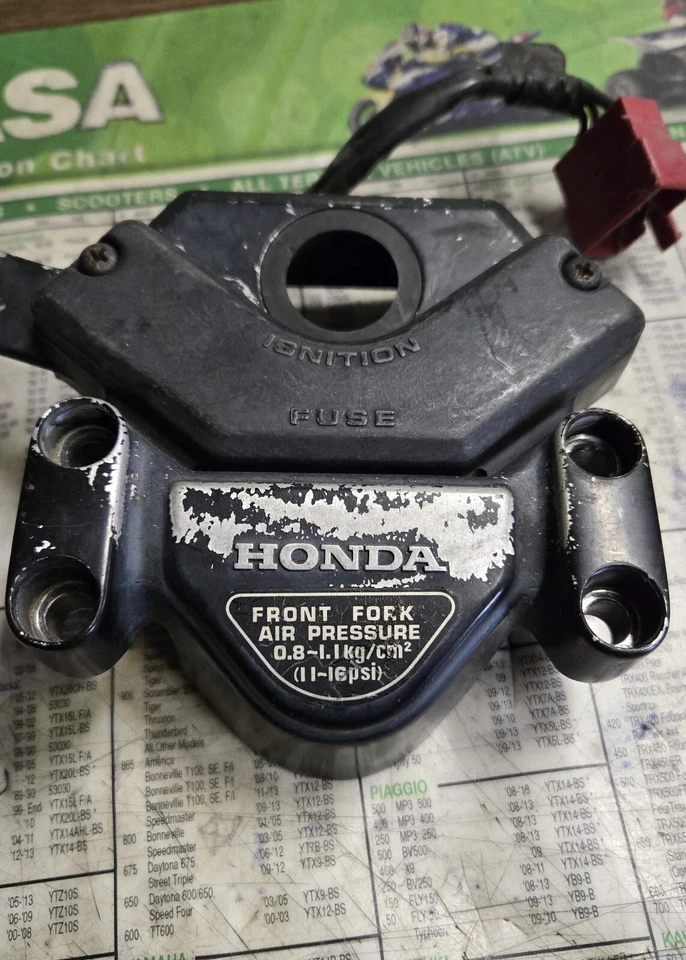 OEM HONDA 1980 CB900C / CB750C SOPORTE 53131-461-000 CAJA DE FUSIBLES 38200-461-005 Foto 2 de 4