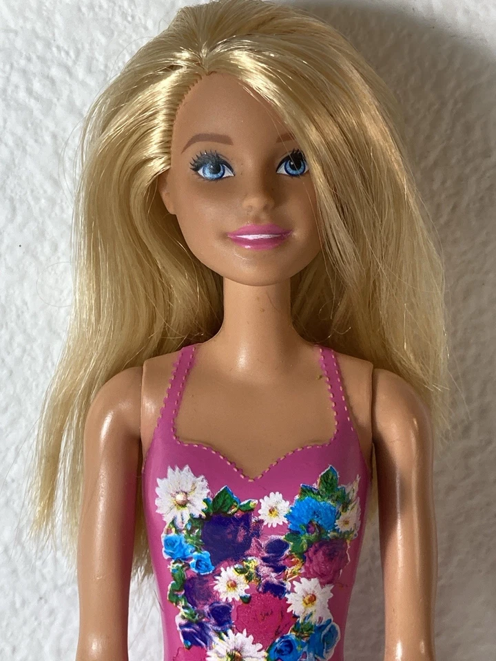 Mattel - Muñeca Barbie Playa Water Play - Rubia, Floral Traje de Baño Permanente Foto 2 de 4