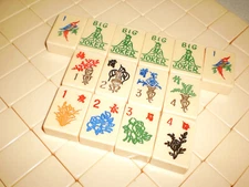 VINTAGE CATALIN BAKELITE MAH JONG MAJONG SET by ROYAL with 4 CARVED JOKER TILES
