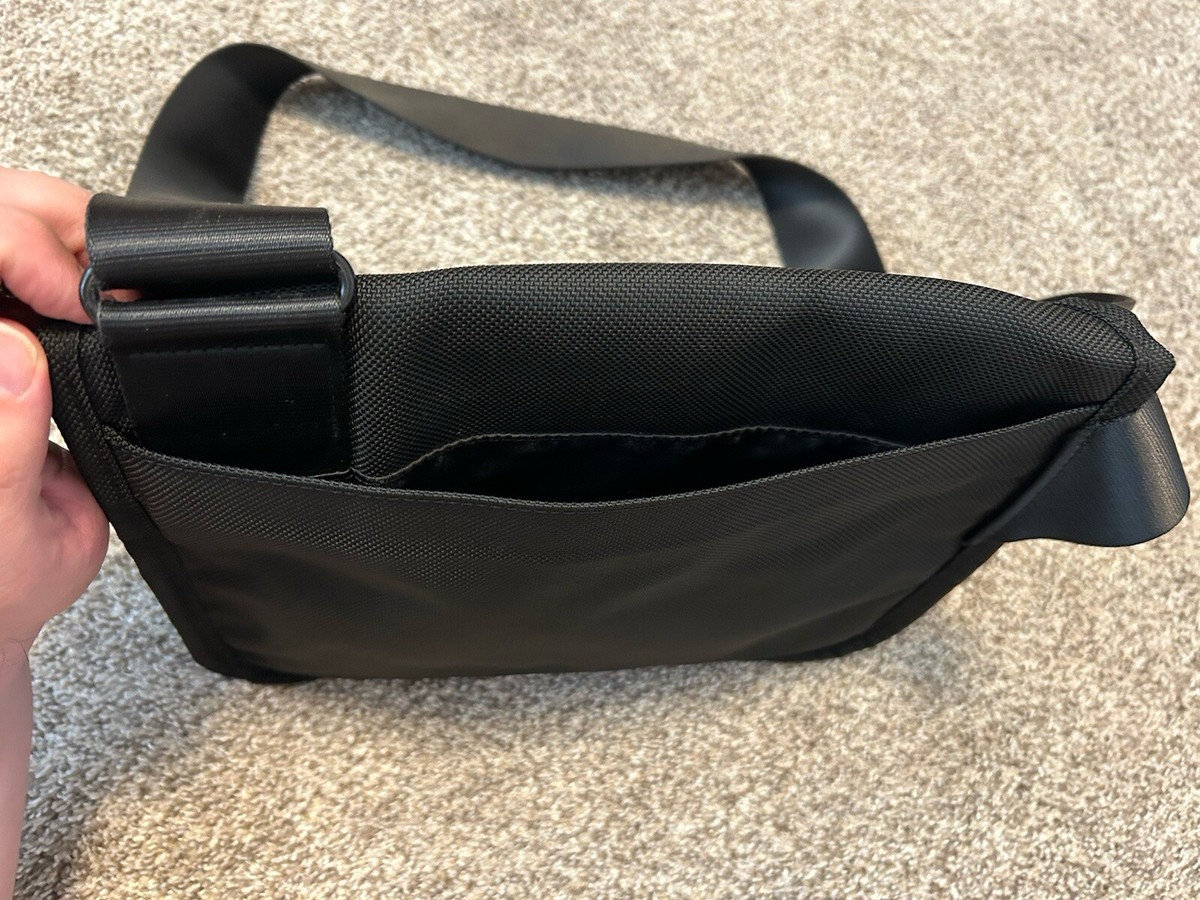TUMI Black Alpha Small Flap Crossbody Shoulder Bag Zipper TUMI Black Alpha Small Flap Crossbody Shoulder Bag Zipper