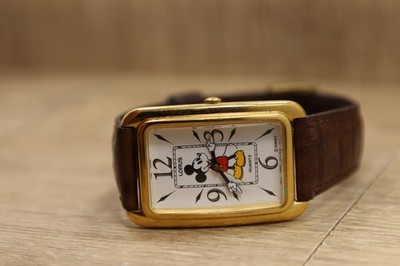 Lorus Mickey Mouse Watch V515 5A70 New Battery Moving Hands Gold Tone