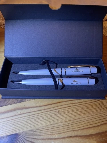 LACOSTE 🐊 Stift , zwei Farben erhältlich (blau und weiß)