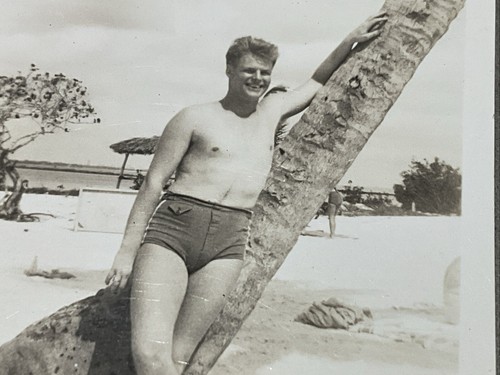 1936 12 Vintage Photo in 2 loose pages MEN SUNBATHING TAHITI BEACH Gay interest - Picture 12 of 14