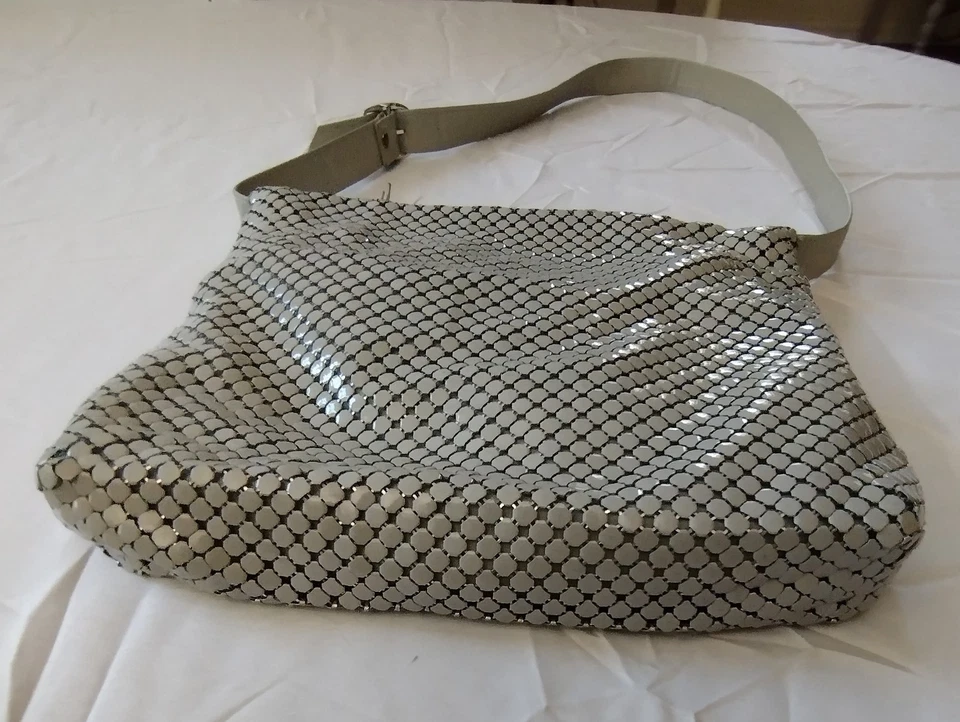 VINTAGE Whiting and Davis mesh crossbody BAG.  Excellent condition. Gray. - Image 2 of 4