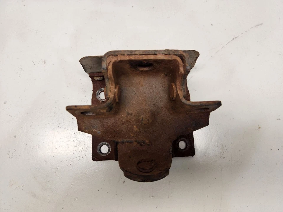 2005 Chevrolet Silverado 2500 (6.0L / AT) Drivers Left Engine Mount - Image 2 of 4
