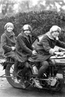 Rdr-33 Drei Mädchen auf Norton Motorrad & Beiwagen. Foto