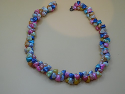 VINTAGE VIBRANT MULTICOLOURED TROCHUS SEA SHELL NECKLACE - Picture 3 of 11