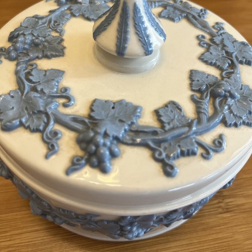 Wedgwood Blue Jasperware rotondo coperto piatto caramelle bigiotteria scatola polvere Queens Ware - Foto 4 di 10