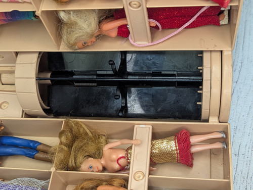 Glamour Gals Showplace Case 1981 Kenner Fashion Doll House con 14 Dolla LEGGI - Foto 10 di 13