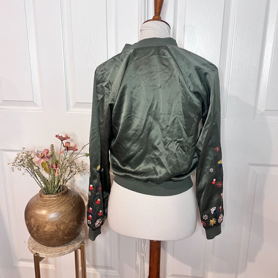 Jaqueta feminina Xhilaration verde bordada cetim com zíper tamanho XS twee Y2K primavera  - Imagem 4 de 4