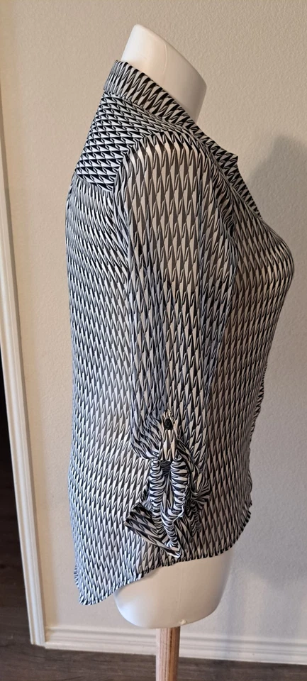 Top Katherine Barclay para mujer negro/blanco mangas con lengüeta enrollable con botones talla mediana Foto 2 de 4