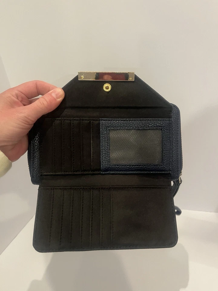 Бумажник Tahari синий тройного сложения с круговой молнией и ремешком на запястье - Изображение 4 из 4