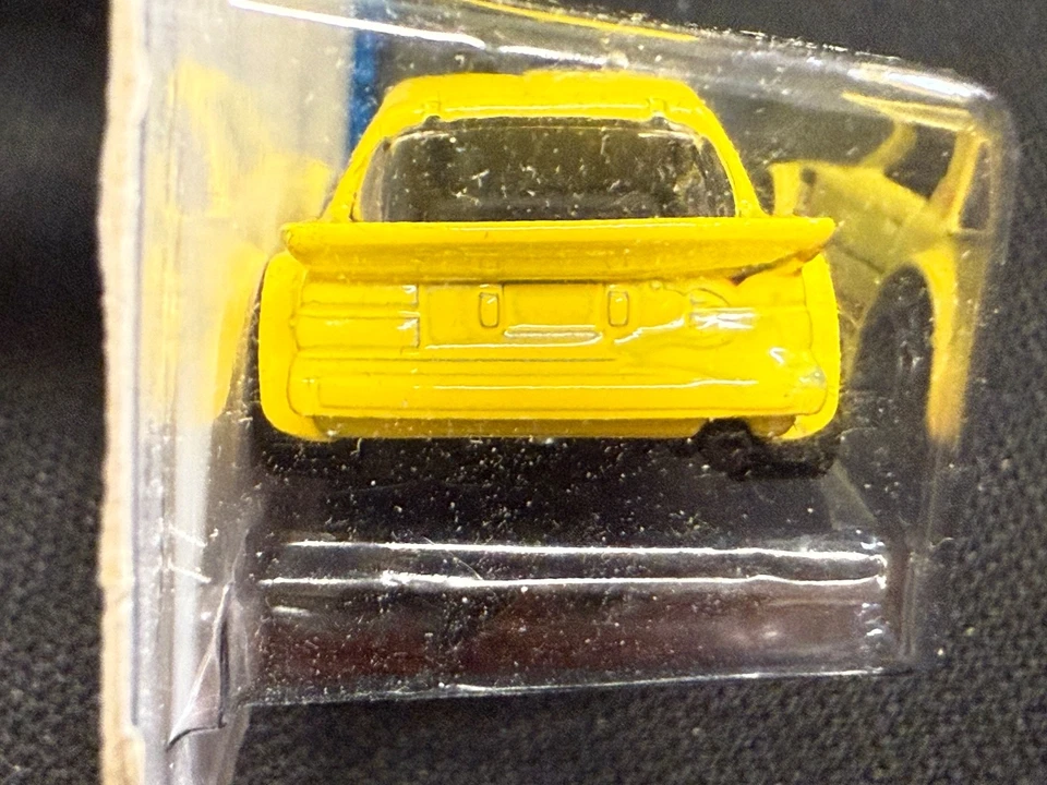 Mazda RX-7 2014 Hot Wheels HW City #21/250 en amarillo - error - pintura funciona y agrieta Foto 2 de 4