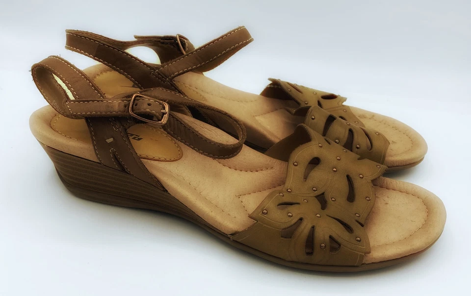 Sandalias Earth Orchid abeto de cuero amarillo con cuña con tachuelas para mujer talla 9B usadas en excelente estado Foto 4 de 4