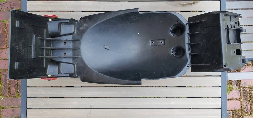 Guardabarros triple Triumph Speed 2001 OEM/caja de batería T 2301347 Foto 4 de 4