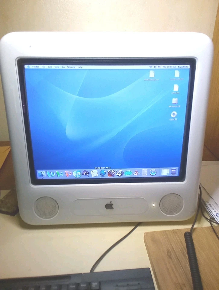 Vintage Apple eMac power PC,512 MB 1.25 GHZ- Works Well - Image 2 of 4