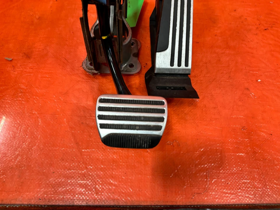 08-15 INFINITI G37 & Q60 - CUPÉ 2D - MOLDURA DEPORTIVA ALUMINIO - PEDAL GASOLINA Y FRENO Foto 2 de 4