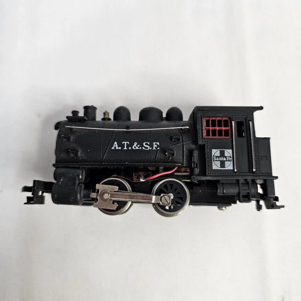 HO Train Lot Tyco Chattanooga #5628 Locomotive + AT&SF Locomotive + Box Cars - Image 3 of 4