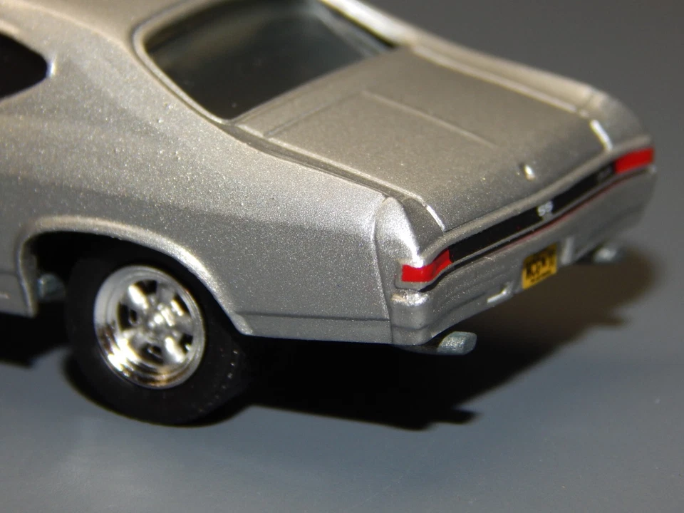 Chevy Chevelle SS 350 1968 Greenlight MCG plateado con llamas blancas 1/64 como nuevo suelto Foto 3 de 4