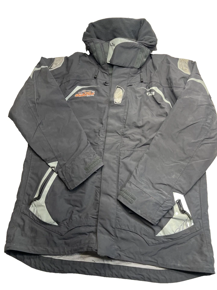 Gill OS2 Offshore Conjunto de Vela Chaqueta y Babero Pantalones para Hombres 2XL - Logo Dobyn's Rods Foto 4 de 4