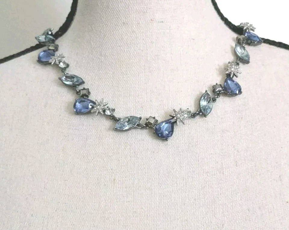 Collar Vera Vang Tono Gris Metal Azul Marquesa y Cristales Lágrima Distintivo Foto 2 de 4