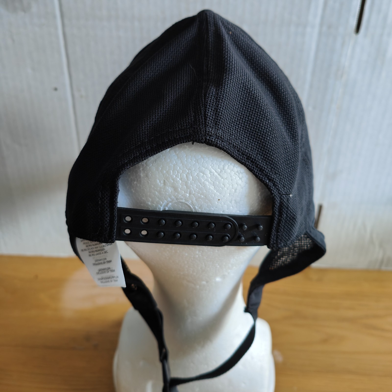 Dakine Surf Hat in Black Size OSFA Ear Protection Neck Clip Surfing Foiling 