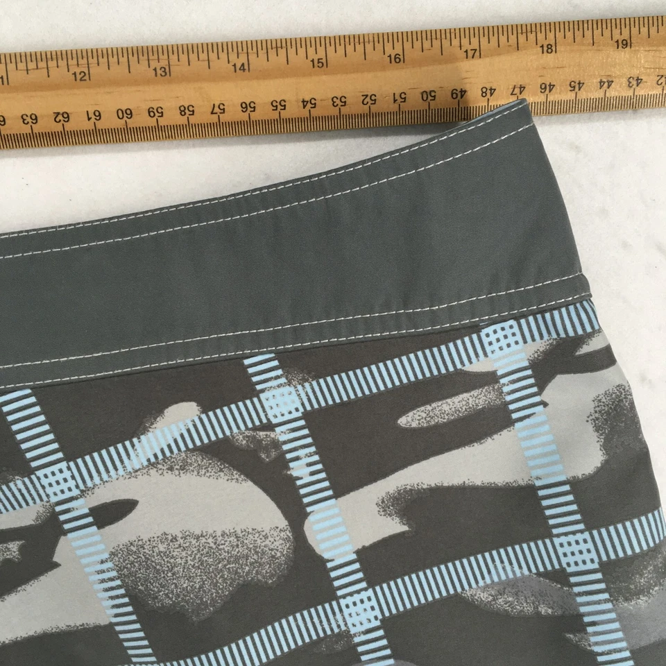 KIRRA 男式板短裤尺寸 34 格子迷彩开瓶器灰色内缝 10 — 第 4/4 张图片