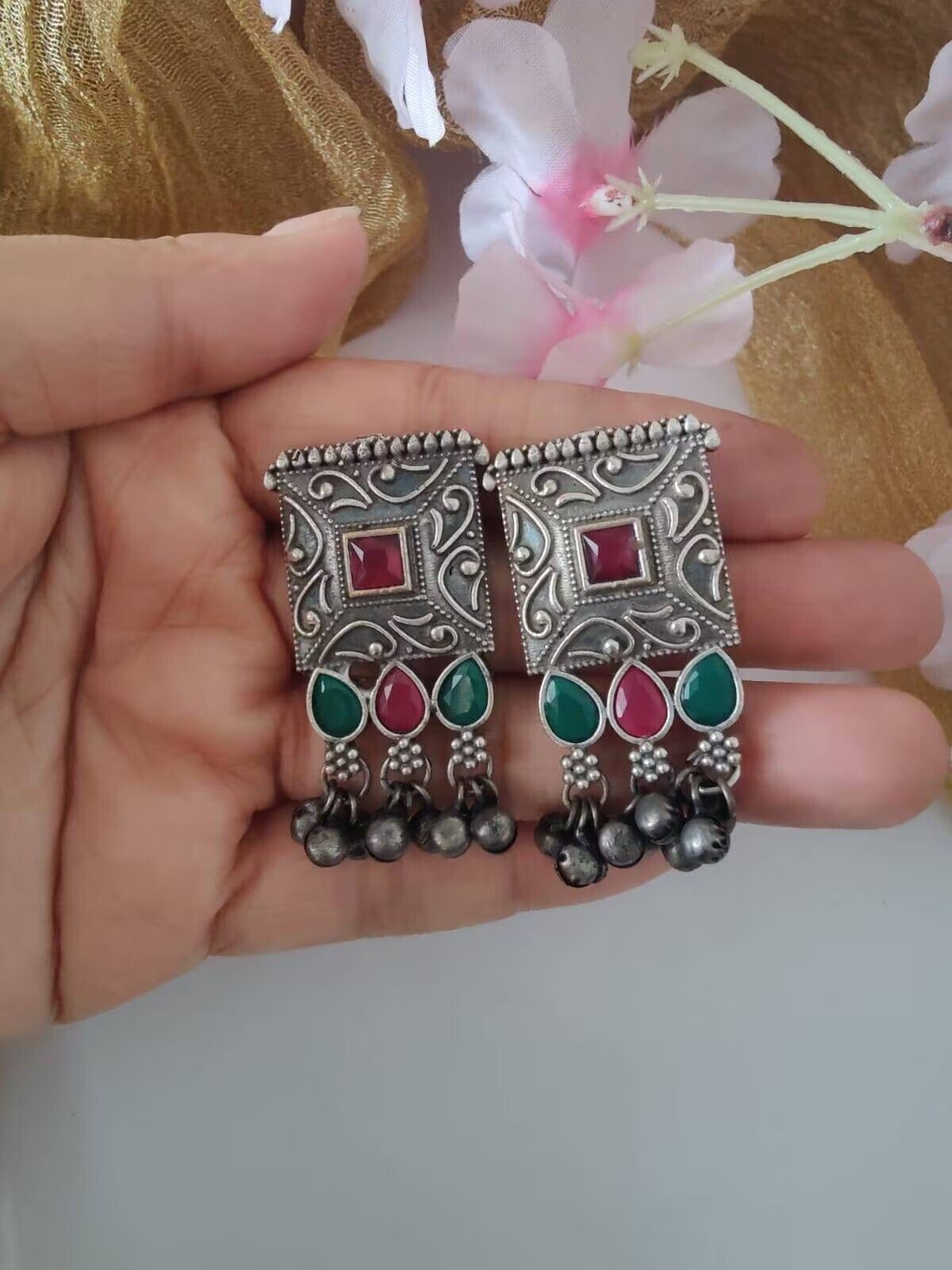 Aretes de piedra oxidada india con tachuelas de piedra ghungroo para mujer