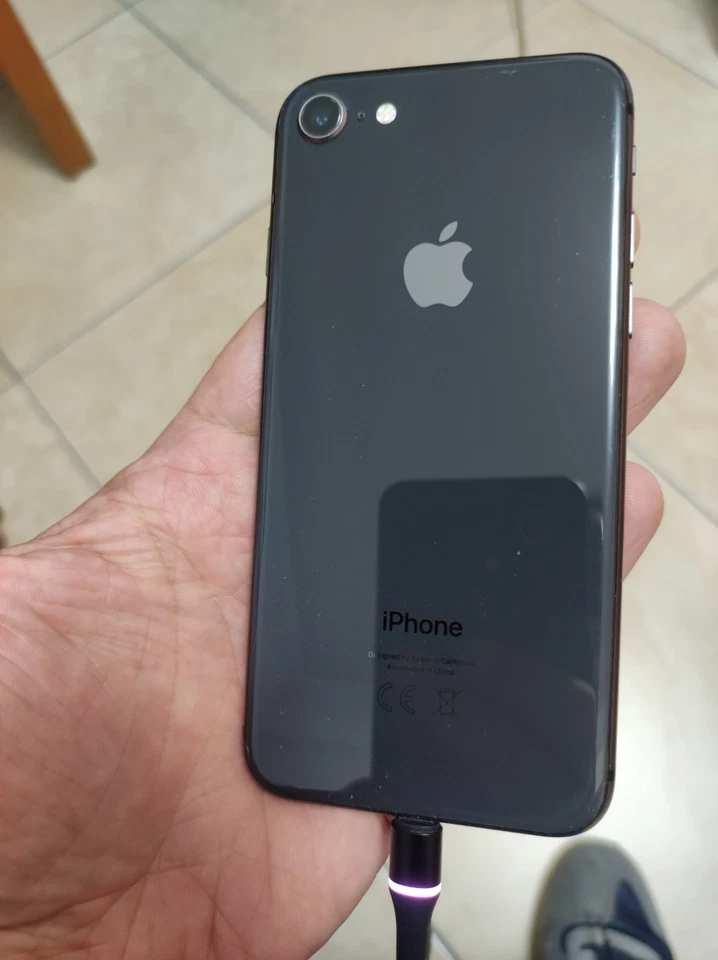 Apple iPhone 8 - 64GB - Grigio - Immagine 2 di 3