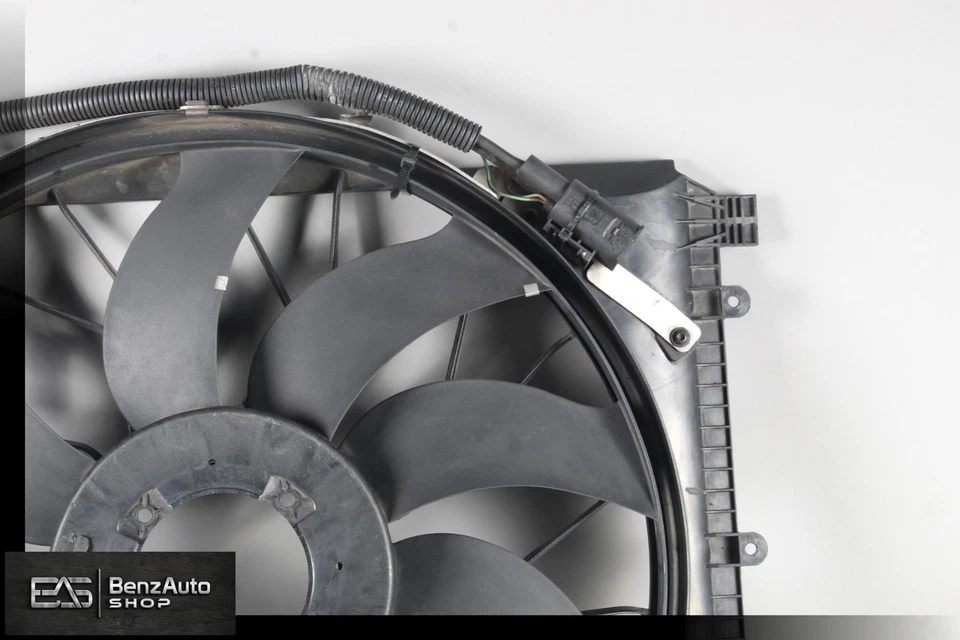 Cubierta del ventilador del radiador del motor del motor Mercedes W204 C63 AMG 2129061002 OEM Foto 3 de 4