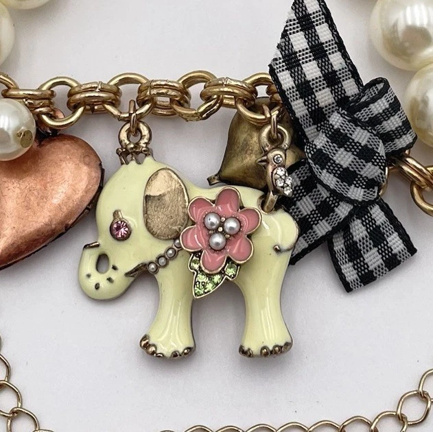 Pulsera elástica Betsey Johnson para mujer medallón corazón perla elefante dije nueva con etiquetas Foto 3 de 4