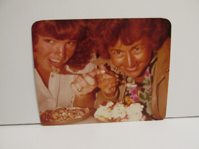 1980S VINTAGE FOUND PHOTOGRAPH COLOR PHOTO ART WOMAN WOMEN EATING DESSERT PIC