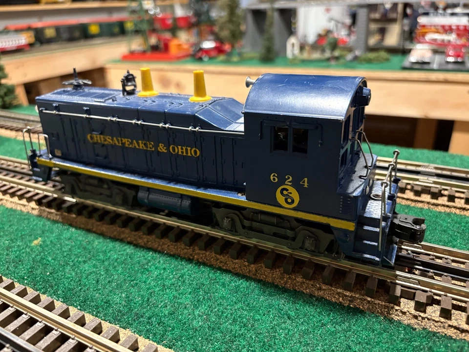 Lionel 624 Vintage O Chesapeake & Ohio  NW-2 Powered Diesel Locomotive - Image 3 of 4