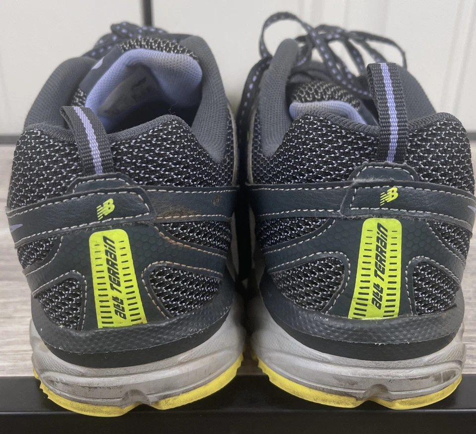 New Balance  610v4 Trail Women’s Sneaker Size 8.5 Grey Green - Image 3 of 4