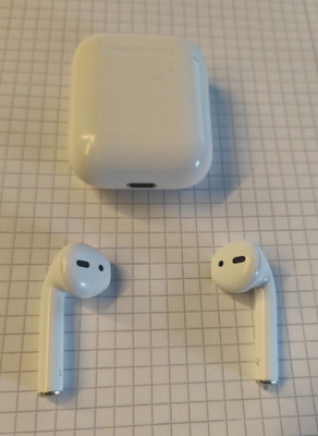 Apple AirPods 1st Gen gebraucht.