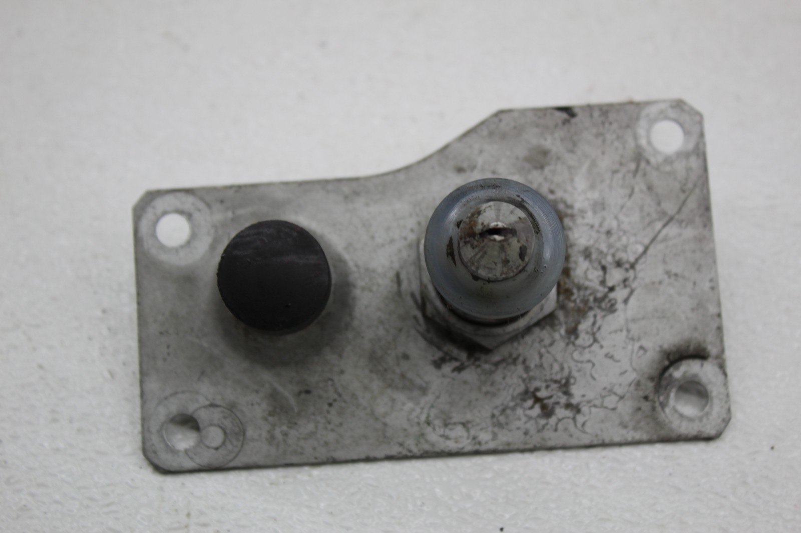 99-01 FERRARI 456 M RIGHT HOOD LATCH COMPRESSOR SPRING MOUNT