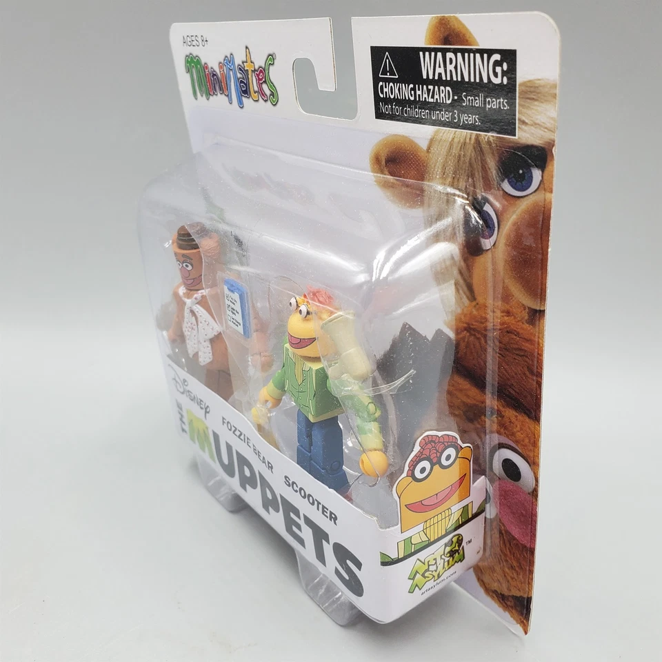 Muppets Fozzie Bear Scooter Minimates Figura con Portapapeles de Pollo de Goma Foto 3 de 4