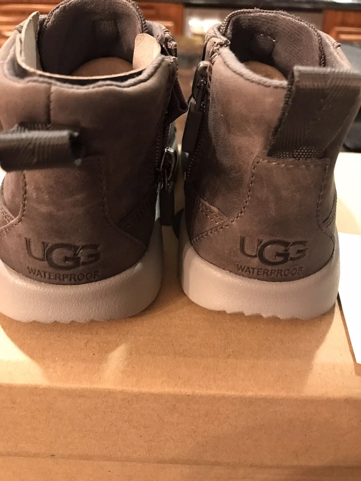 Botas UGG Canoa Cuero IMPERMEABLES Niño Pequeño (1105181T) Carbón Talla 10 Nuevas en Caja Foto 2 de 4