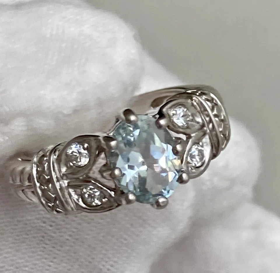 Anillo de plata esterlina 925 con topacio ovalado azul claro natural y piedras preciosas de circonita cúbica talla 6 Foto 2 de 4