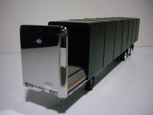 DCP FIRST GEAR 1/64 TEAL PETE 579 WITH SLEEPER AND SIMULATED ROLL TARP TRAILER - Picture 11 of 12
