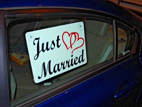 Just Married Auto Fenster Schild 8"x12" mit Saugnäpfen (2 Farben) mit Herzen Hochzeit - Bild 3 von 3