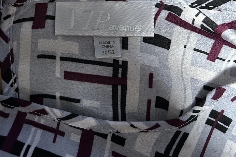 Camiseta deportiva geométrica VIP by Avenue para mujer talla grande 30/32 dobladillo diente de tiburón Foto 4 de 4