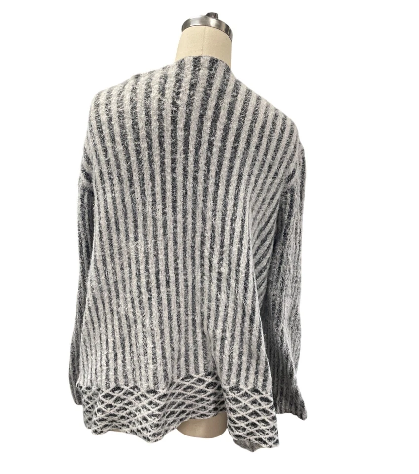 Suéter cárdigan a rayas gris y blanco Cato para mujer talla grande 22/24W Foto 3 de 4